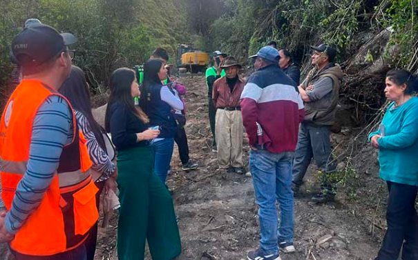 MINEROS INFORMALES DESAFÍAN A AUTORIDADES Y ABREN TROCHA APU PISTI.